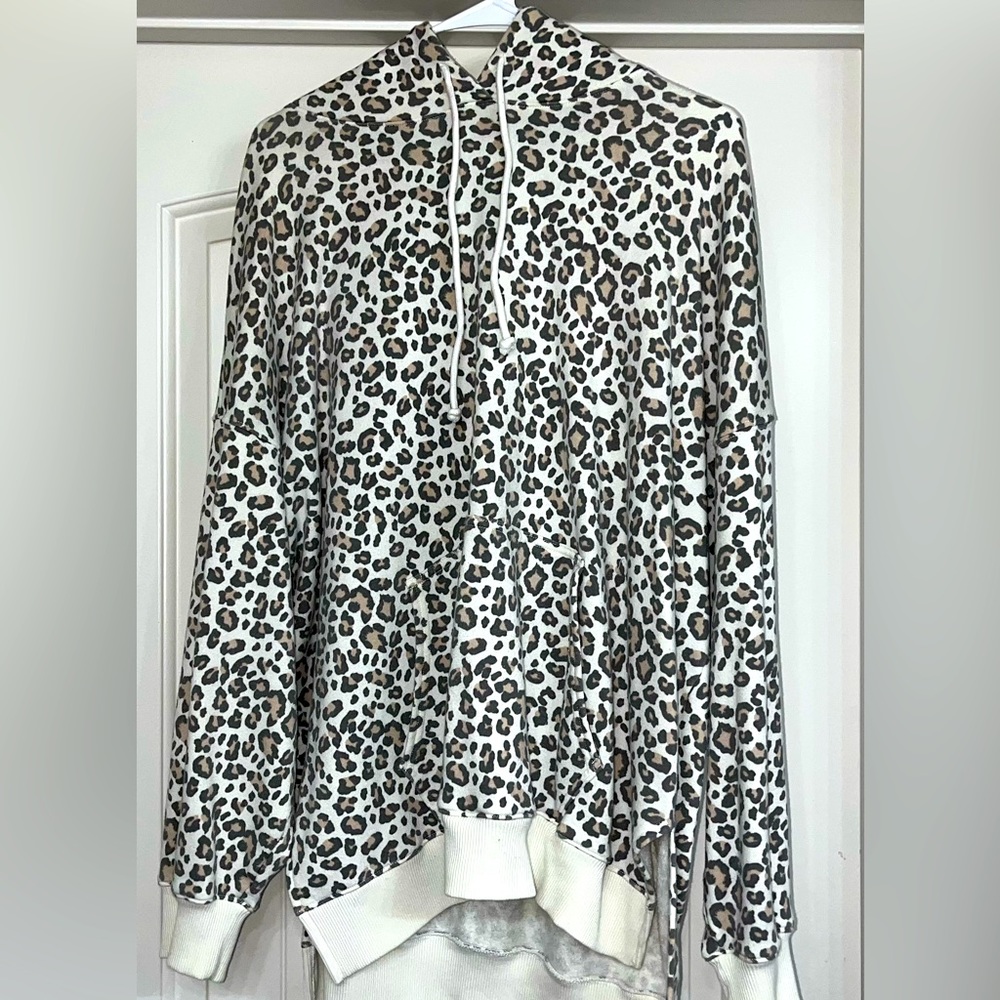 Leopard, oversized hoodie, looks new